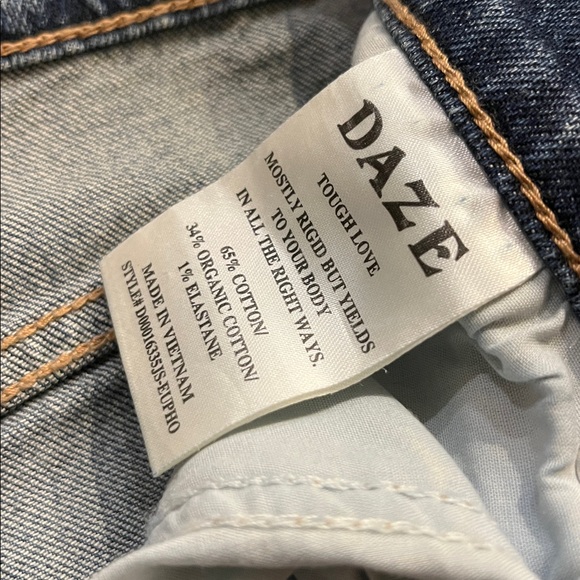 Daze High-Rise Women's Blue Denim Jeans — Distressed Hem - Picture 3 of 10